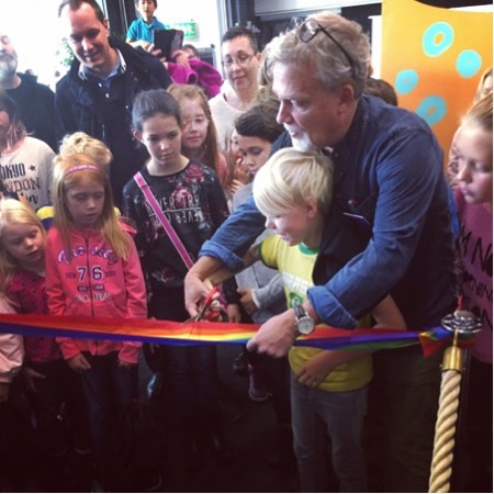 Martin Widmark inviger Barnsalongen p&aring; Bokm&auml;ssan 2017 tillsammans med barnen.